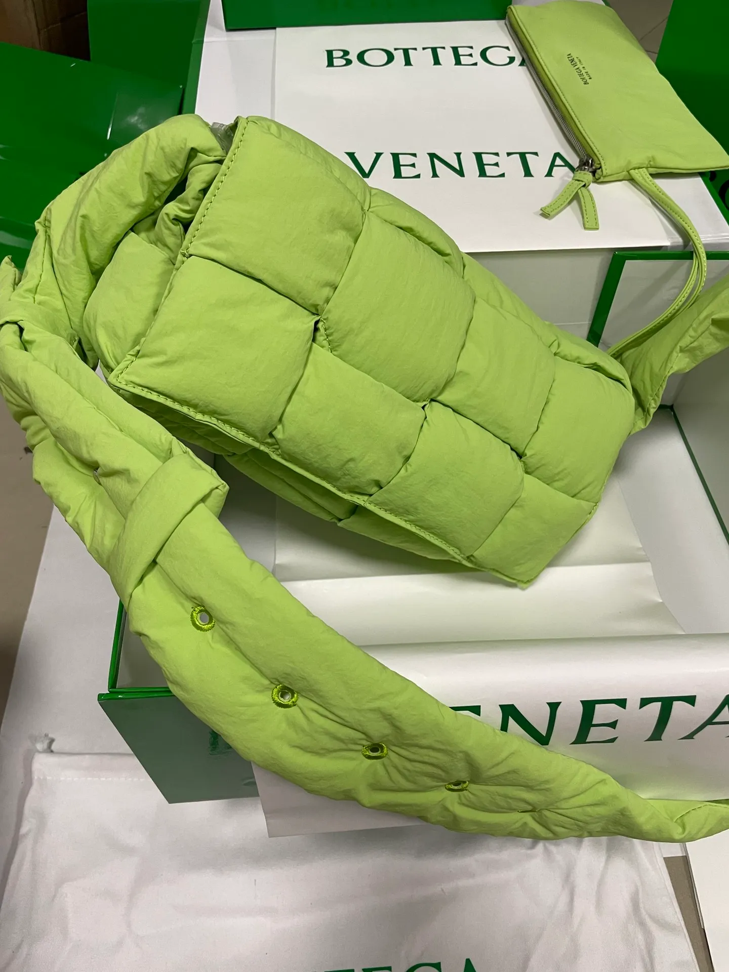 #𝐂𝐀𝐒𝐒𝐄𝐓𝐓𝐄 Nylon tofu tofu bag This Cassette is so cute, its cute appearance does not affect its practicality and the capacity is good! The fabric is low-key and very textured, suitable for daily wear with casual wear. The cross-woven design of the wide cloth is really stunning. The bag has a puffy shape and feels like a piece of tofu. It can be worn on one shoulder, cross-body or as a waist bag. You can also adjust the shoulder strap to the size of the bag under the armpit, so you can have it all! S30x15cm【8951#】
